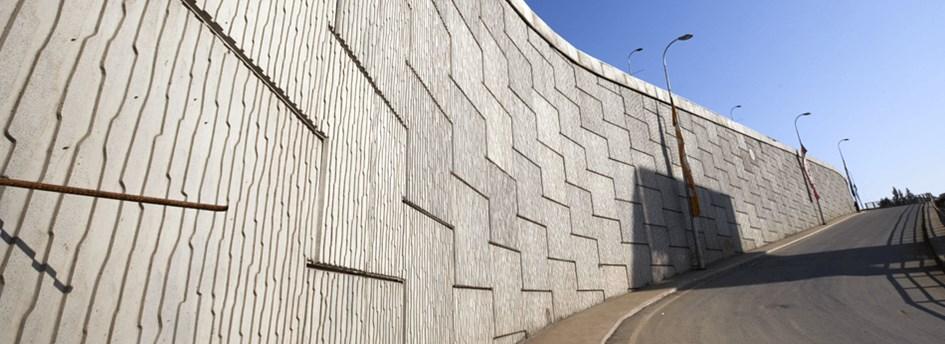 Geosentetik Donatılı İstinat Duvarları Doç. Dr. M. Salih KESKİN Bunun yanında teraslama sayesinde yeşillendirme yapabilmek de mümkün olmaktadır.