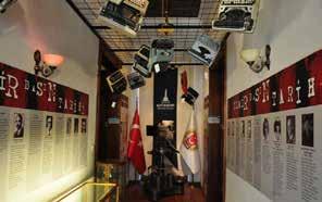 İnciraltı Deniz Müzesini gezen ziyaretçiler, Türk Donanmasında kullanılan bu gemilerin savaş ve barış şartlarında nasıl faaliyet gösterdiğini, gemide hayatın nasıl idame edildiğini, manken, maket,