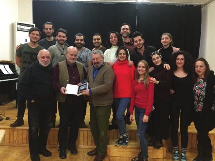 Vedat Sakman İle Müzikal Şarkıları Kitabın Sanatsal Tapusu Türkiye nin önemli müzisyenlerinden Vedat Sakman, 26 Aralık çarşamba günü Drama ve Oyunculuk Bölümü dördüncü sınıf öğrencileriyle bir araya