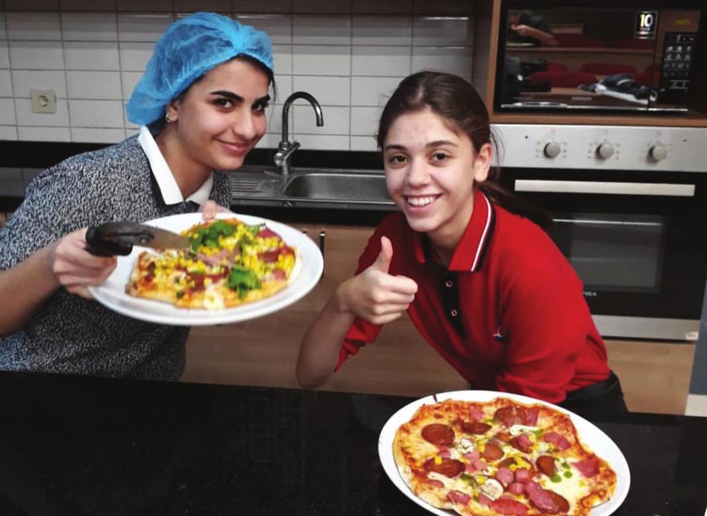 Pizza Atölyesi Beylikdüzü Eğitim Bilimleri Anadolu Lisesi nin Gastronomi Kulubü öğrencileri 24 Aralık 2018 günü fakültemiz Gastronomi ve Mutfak Sanatları Bölümünü ziyaret etti. Bölüm başkanı Prof. Dr.