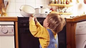 Çocuklar, ebeveynlerinin mutfakta yaptıkları işleri taklit edebilir; bu durum ise meşguliyet içerisinde olan ebeveynlerinin dikkatlerinin bölünmesine ve çocuğu daha az kontrol etmeye başlamasına ve