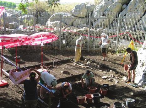 Şekil 3: Suluin Mağarası içinde arkeolojik kazı çalışmaları Arkeolojik kazılar sırasında elde edilen dört adet C14 yaşının tamamı M.Ö. 6. bini yani Geç Neolitik dönemi işaret etmektedir (19).