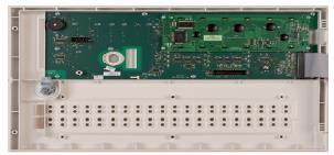 Kapak tüm DXc modellerine uyumludur ve gösterge PCB'si panel etiketleri, şerit kablo ve kilitle