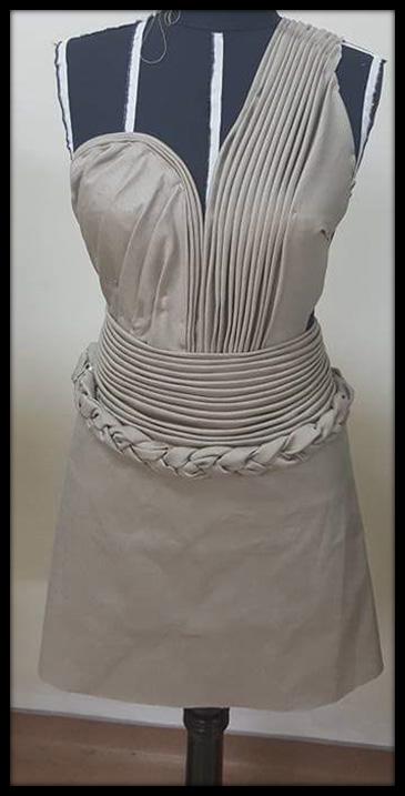 Bu modelde elbisenin sağ,sol ve kalça kısmında drapeler yapılmıştır. Göğüs altı ve kalça arasında kalan kısımlar da kumaş bollukları verilmiştir. Model simetrik bir modeldir.