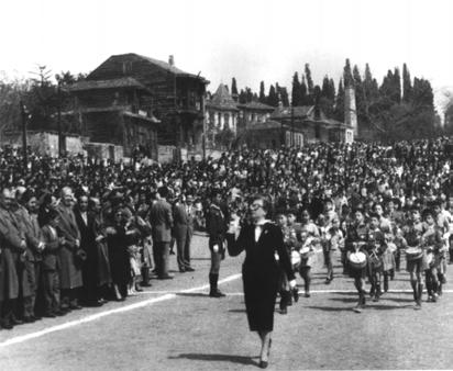 C U M H U R Y E T N L K E L L Y I L I N D A Ü S K Ü D A R K A D I N L A R I Cumhuriyet in ilk y llar nda Üsküdar daki bir bayram töreni öm rü bo yun ca, kaç ev li lik ge çe ce i hak k n da ke hâ net