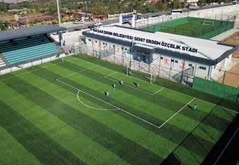 1300 kişilik tribünü olan stadda, 3 antrenör odası yer alıyor.