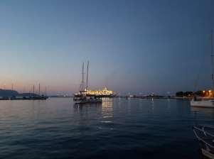 katılımcıların moralini yükseltecek idi). Taverna Maritsa, Pitagorion, Samos Adası Yemek sonunda genelde olduğu gibi, bir sonraki seyir hakkında konuştuk. Hava durumu hafif güneyli rüzgar gösteriyor.