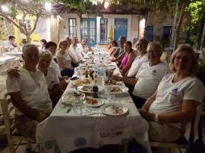 Bu nedenle buraya bağlanırken teknelerin direklerinin birbirine tehlike yaratmayacak şekilde bağlanması oldukça önemli. Linaria, Sykiros Adası adaya fazla Türk gelmiyor sanırım.