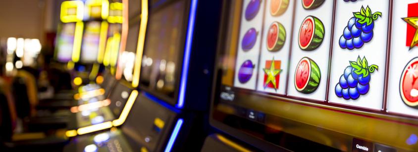 GLÜCKSSPIEL Es gibt Menschen, die vom Spielen abhängig werden. Das passiert vor allem bei Glücksspielen: Spielautomaten, Karten- und Würfelspielen, Casinospielen, Lotto, Wettspielen im Internet.