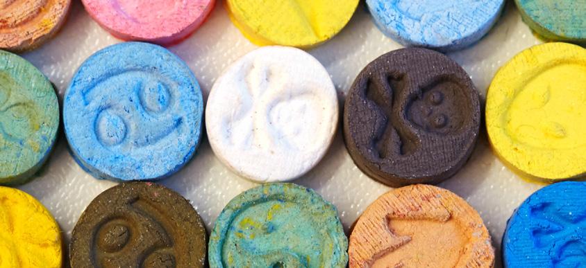 ECSTASY VERBOTEN Allgemeine Infos: Ecstasy ist ein Sammelbegri für synthetisch erzeugtes Amphetamin in Form von Tabletten, Kapseln, Pulver oder Kristallen.
