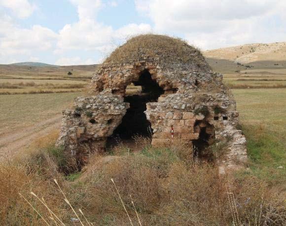 Fotoğraf 7 Kubbe ve yalancı kasnak Doğudaki giriş mekânının kuzey ve güney cephelerinin temel kısımları, doğu cephesinin ise kuzeyinden bir bölümünün temeli kalmıştır.