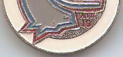 Resimde süs amacı ile takılan Gagauz bayrağındaki Bozkurt simgeli bir kolye görülmektedir. İlk rozet (4 ), Gagauz Cumhuriyeti nin 10. yılı dolayısı ile hazırlanmıştır. Çapı 30 mm.