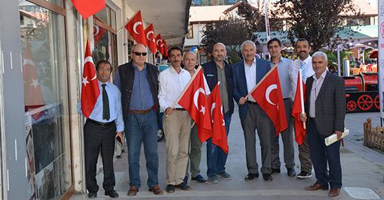 FAALİYETLER Gümüşhane Ticaret ve Sanayi Odamız (GTSO)Sosyal sorumluluk çalışmaları kapsamında hazırlamış olduğu Türk Bayraklarını çalışanları ve yöneticilerinin desteği ile iş yerlerini tek tek