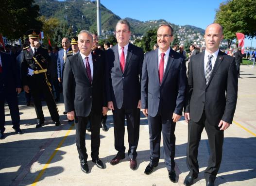 Atatürk Anıtı'na çelenk koydu.