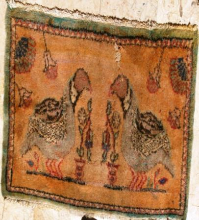 HATİCE FERİHA AKPINARLI & PINAR ARSLAN Şekil 5: Döşemealtı Kuşlu Halı Örneği 2 Döşemealtı halı örneği 3; minder amacıyla dokunmuştur.