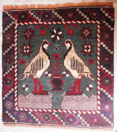 HATİCE FERİHA AKPINARLI & PINAR ARSLAN Sonuç Şekil 7: Döşemealtı Kuşlu Halı Örneği 4 Kuş motifi kültürden kültüre farklı anlam özelliklerine sahip olmaktadır.