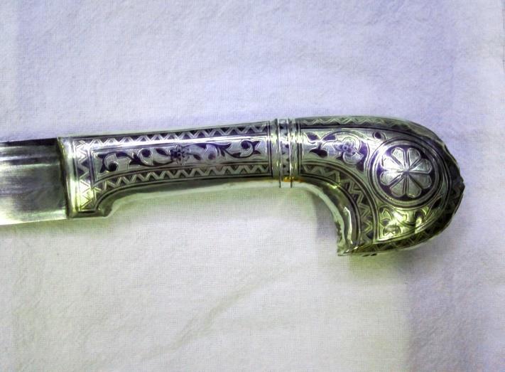 Karaman Müzesi Etnografik Seksiyonda sergilenen ve Bursa Kent Müzesinde sergilenen kılıç kabzaları benzerlik göstermektedir.