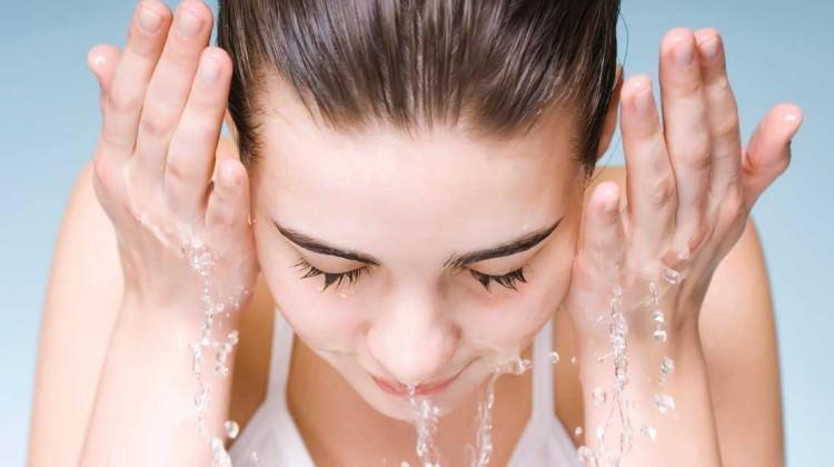 Aknede deri temizliği Yüz günde iki kereden fazla yıkanmamalı Sabun olarak Sindet" adı verilen normal deri ph sına yakın (5.