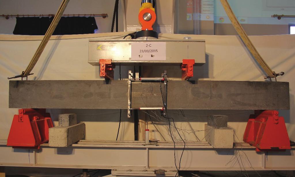Test Düzeneği ve Yapılan Ölçümler Kirişlerin eğilme testleri Balıkesir Üniversitesi Yapı Mekaniği Laboratuvarı nda bulunan dört noktalı test düzeneği ile yapılmıştır (Şekil 4).