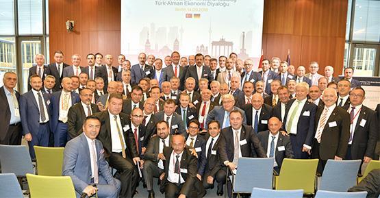 Rifat Hisarcıklıoğlu ile Oda ve Borsa Başkanlarından oluşan heyetle birlikte Almanya'nın başkenti Berlin'de gerçekleştirilen toplantıya katılan GTSO Başkanımız İsmail Akçay, toplantının ve yapılan