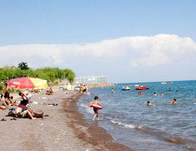 Yılın her dönemi turizme açık olan Edremit ilçesi yaz turizmi geliştirmek adına önemli çalışmalar yapılmıştır. Son zamanlarda su sporlarına ev sahipliği yapmaktadır.