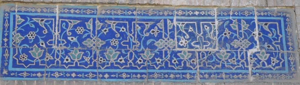 Bir başka geometrik kompozisyon benzerliği de Yeşil Camii giriş eyvanındaki duvar yüzeyinin çini madalyonuyla (Foto 29)