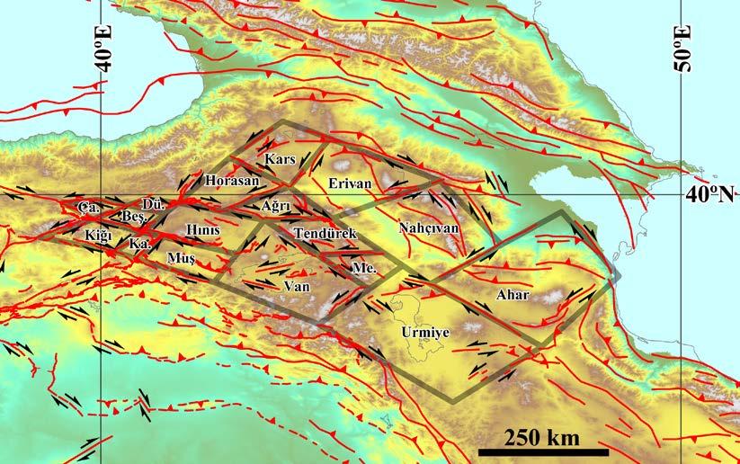 Şekil 1. Doğu Akdeniz'in sismotektoniği. Sismik etkinlik USGS kataloğundan (1900'den günümüze M 5), odak mekanizması çözümleri CMT kataloğundan (1976-2013 arası M 5) alınmıştır.