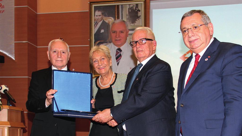 Prof. Dr. Haberal, hocası ve yakın dostu merhum Prof. Dr. İhsan Doğramacı nın kızı Şermin Savaşçı ya bir plaket verdi. Üniversiteliler bunu yapıyoruz.