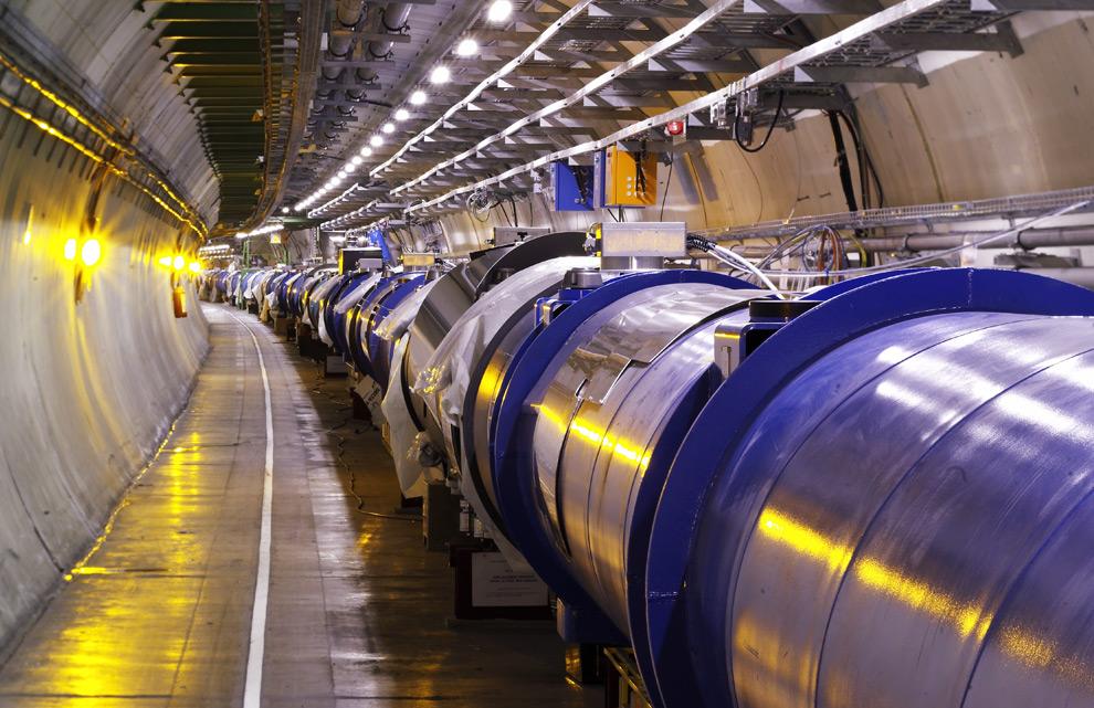 Şekil.1: LHC tünel içerisindeki görünümü. Şekil.: CMS algılayıcı.