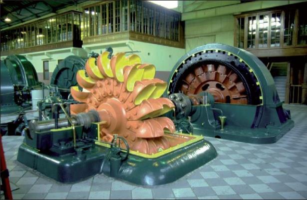 Kepçelerin detaylı tasarımını gösteren Pelton çarkına ait yakından bir görünüş; elektrik jeneratörü
