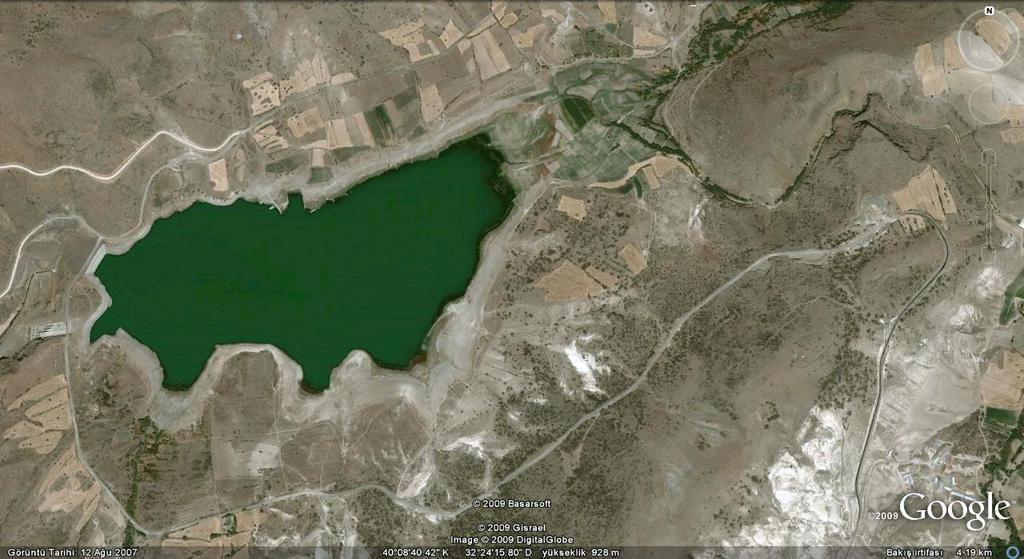 Şekil 3.2 Asartepe baraj havzasına ait uydu görüntüsü (Google Earth, 2007) 3.2 Çalışma Yöntemi 3.2.1 Toprak örneklerinin alınması Toprak örneklemeleri, Asartepe Baraj Havzası nda yer alan bir nadas alanından gridleme (kare-örgü) yöntemi ile sistematik ve rastgele olmak üzere yapılmıştır.