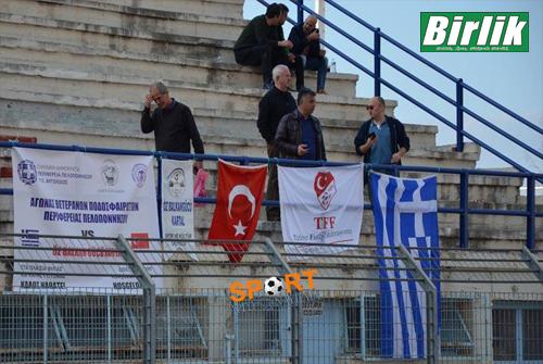 İki ülkenin veteran futbolcularından oluşan takımlar Nafplio şehir stadında Dostluk ve İyi Komşuluk Maçı nda karşı