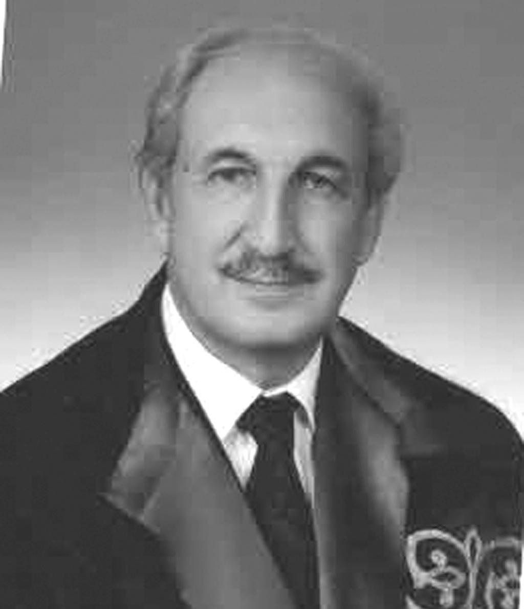 Prof. Dr. MAHMUT ÇARİN 1945 yılında İstanbul da doğan Dr.Mahmut ÇARİN ilk, orta ve lise eğitimini Heybeliada da tamamlayarak 1970 yılında İstanbul Üniversitesi nden mezun olmuştur.