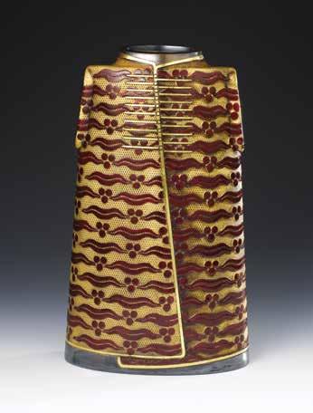 Çintemani Kaftan* Vazo / Vase stanbul un simgeleşmiş yapılarından saraylar ve saraylarda kullanılan eşyalar güç, ihtişam ve zenginlik göstergeleri olarak dikkatle izlenmiştir.