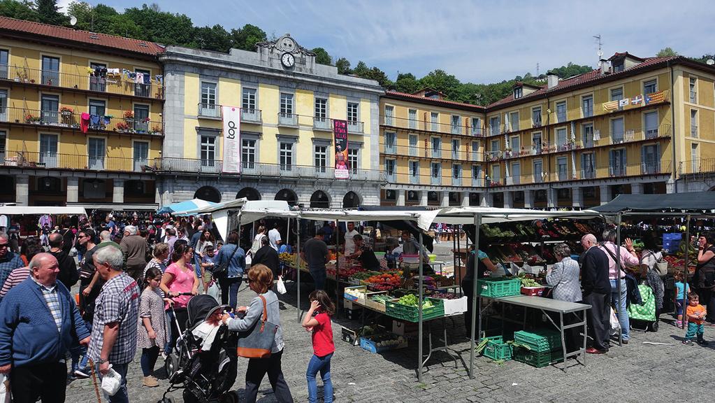 yüzyıldan kalan Belediye Binası nın ve Idiakez Sarayı nın önünden geçerek Santa Maria Kilisesi ne yürüyorum. Kilisenin yanında Çiçek - Bitki Pazarı Arkeolojik Park, Aranburu Sarayı ve 14.