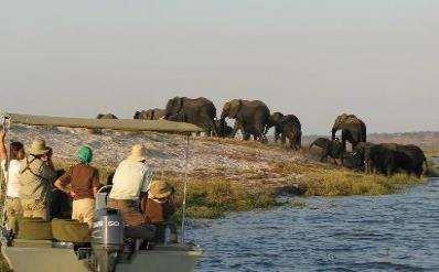 03.Gün 23.12.2019 Pazartesi JOHANNESBURG BOTSVANA-NAMIBIA (ZAMBEZİ QUEEN GEMİYE BİNİŞ) Kahvaltı sonrası Havalimanına transfer ve Botsvana-Namibia sınırında bulunan Kasane Havalimanına uçuş.