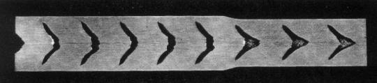 şekillendirmeden dolayı meydana gelen Chevron çatlakları (sağda) Stereomikroskop ile numunenin bir bölgesi veya