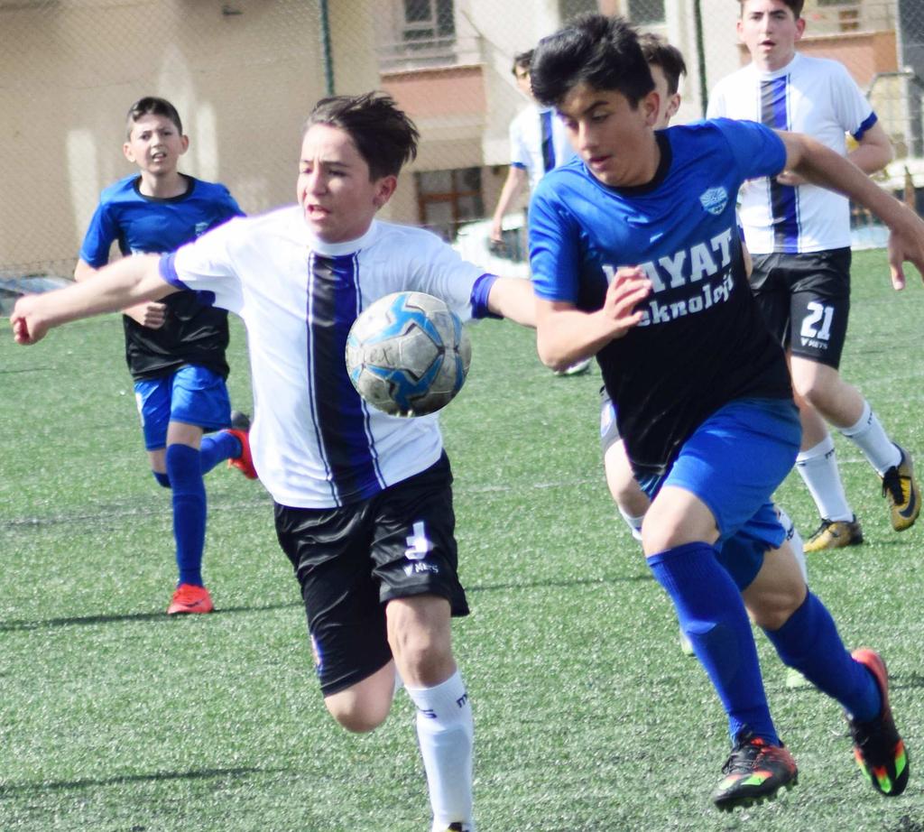 hafta maçýnda sahasýnda Alaca Belediye Gençlikspor'u konuk eden Eti Lisesi Gençlikspor rakibini 7-1 farklý maðlup ederek ilk puanýný almýþ oldu.