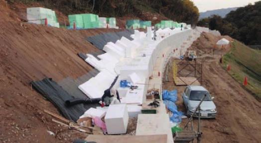 Geofoam ağır dolgu malzemeleri yerine kullanılarak hızlı ve yapıcı çözüm sunar.