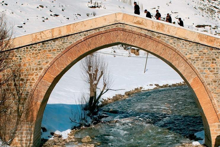 Kırmızı Köprü: Müküs çayı üzerinde kurulan köprü, Bahçesaray'dan Hizan'a giden yol güzergâhında, ilçe merkezinin 4 km. güneyinde bulunmaktadır.