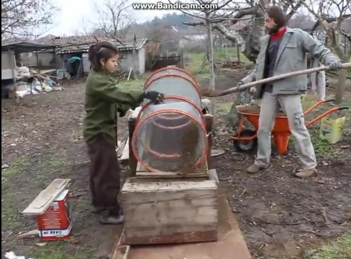 Küçük taneli ve büyük taneli katıların karıştırılması ile oluşan karışımları ayırmada yöntemi eleme kullanılır.