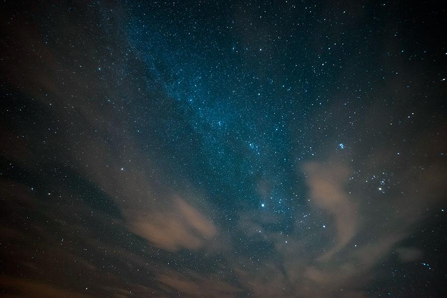 Salda da, bulutların arasından Ülker ve Orion (Koray Kuloğlu) Kış ayları hızla yaklaşırken artık Samanyolu çekemeyeceğim için elimdeki fotoğraflarla projeyi bitirmeyi düşünüyordum.