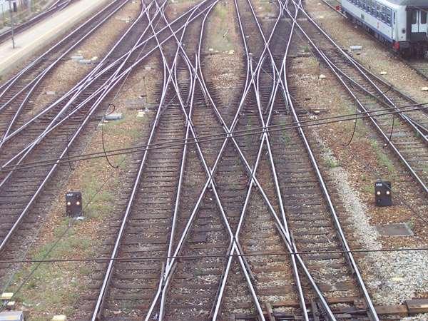 Demiryollarımız da yapılması gereken hizmetleri önem sıra ile özetlersek : 1. Mevcut demiryolu ve alt yapısının ıslahı ve yenilenmesi, yeni hatlar geliştirilmesi, 2.