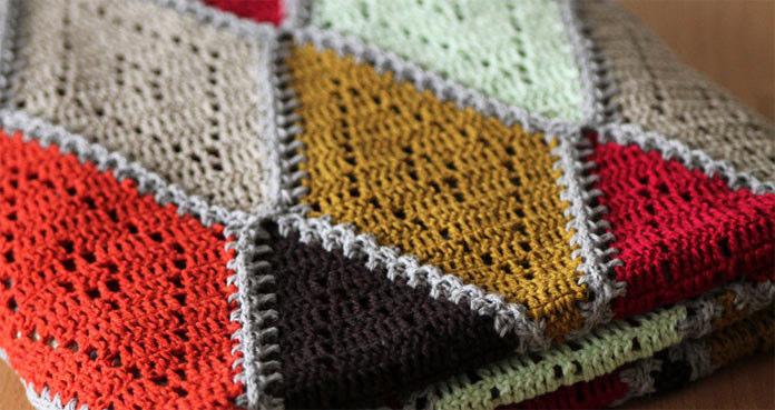 Patchwork Kırkyama Örgü Bebek Battaniyesi Nasıl Örülür? Genel olarak çok fazla renkte ipliğin kullanıldığı bir modeldir. İplikler sıfırdan alınacaksa battaniye pahallıya malolabilir.