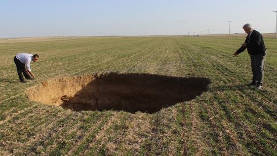 2018-15:32 Konya'nın Karapınar ilçesinde yaklaşık 12 metre çapında, 20 metre derinliğinde obruk oluştu.