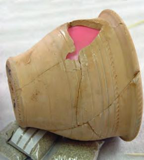 The remaining adhesive on the broken edges must then be removed (Fig. 16c). Excess adhesive can be removed with a swab of cotton with aceton but only when the joints are completely dry.