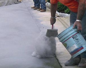 İçerdiği katkılar sayesinde beton zemin sertleştiricilerine eskitilmiş etki verir. Baskı sırasında kalıp desenlerinin tam olarak beton zemin sertleştirici üzerine transferini sağlar.