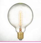 Karbon flamanlı ampulü icat etti. Karbon flamanlı lamba ampulden daha uzun süre aydınlatmaktaydı. 1911'de (20.