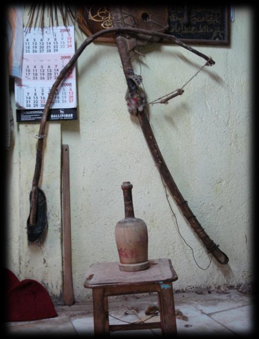 A. ARAÇ GEREÇLER Afyonkarahisar da bulunan keçeci iģliklerinde, günümüzde kullanılanların yanı sıra hallaç yayı ve tokmağı, ahģap baskı kalıpları gibi geçmiģi günümüze yansıtan araç gereçlere de