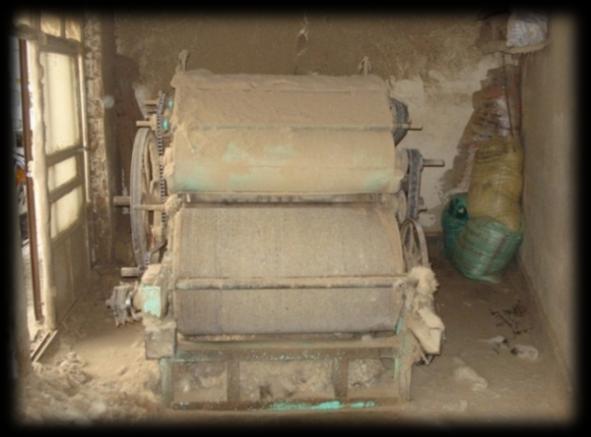 B. MAKĠNELER Yün Tarama Makinesi (Tarak- Hallaç Makinesi): Keçe yapımında kullanılacak yünler, ön